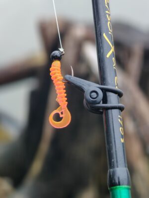 mini twister przynęta na białoryb w ostrym kolorze